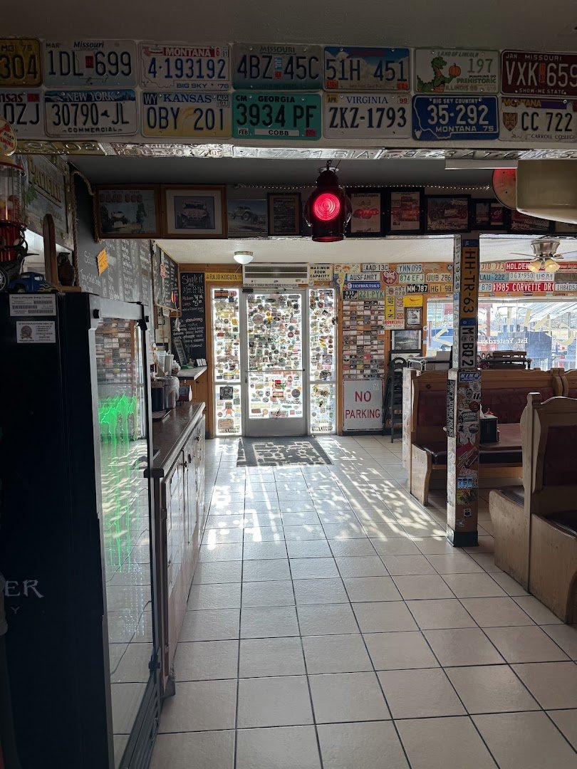 Comfortable eatery with a laid-back lunch crowd.